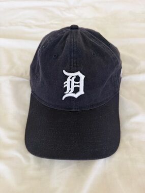 New Era 9Twenty Detroit Tigers Navy Blue Baseball Cap with White 'D' Logo